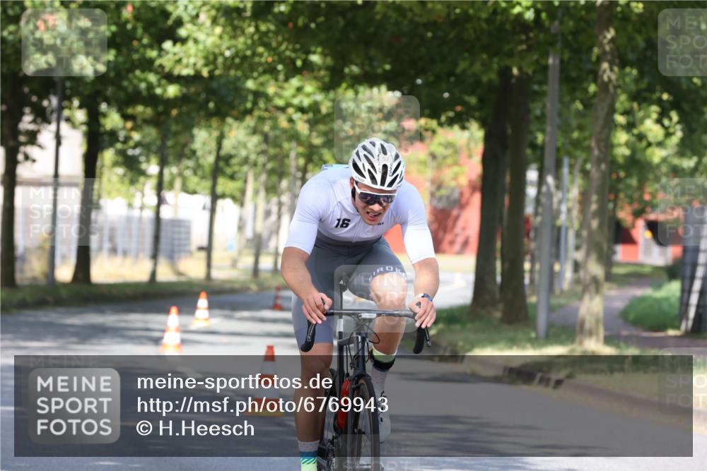 11.08.2024 - GEWOBA Citytriathlon Bremen H.Heesch http://msf.ph/oto/6769943 11.08.2024 10:34:58 Radfahren  meine-sportfotos.de