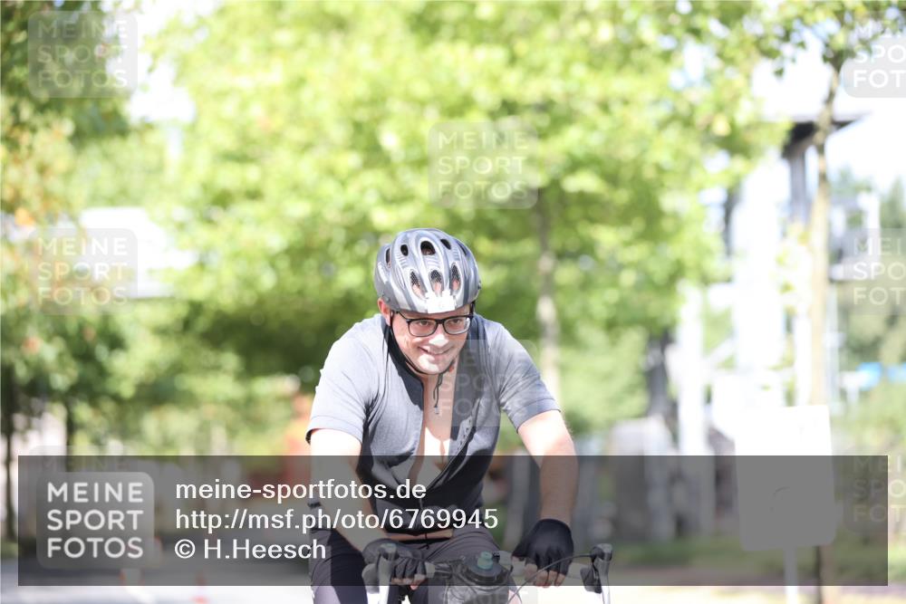 11.08.2024 - GEWOBA Citytriathlon Bremen H.Heesch http://msf.ph/oto/6769945 11.08.2024 10:43:40 Radfahren 2, 6, 108 meine-sportfotos.de