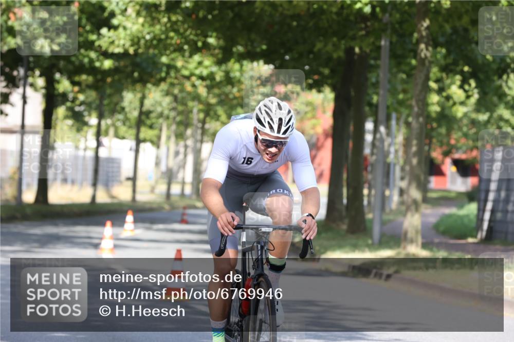 11.08.2024 - GEWOBA Citytriathlon Bremen H.Heesch http://msf.ph/oto/6769946 11.08.2024 10:34:58 Radfahren  meine-sportfotos.de