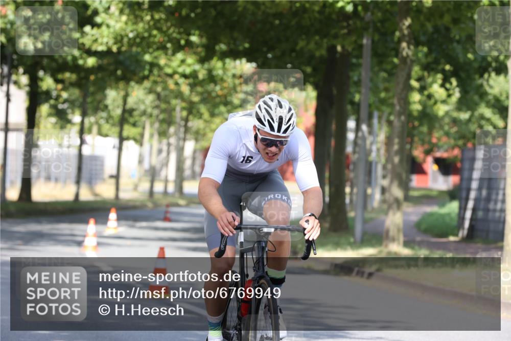 11.08.2024 - GEWOBA Citytriathlon Bremen H.Heesch http://msf.ph/oto/6769949 11.08.2024 10:34:58 Radfahren  meine-sportfotos.de