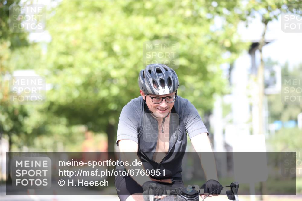 11.08.2024 - GEWOBA Citytriathlon Bremen H.Heesch http://msf.ph/oto/6769951 11.08.2024 10:43:41 Radfahren 6, 23, 108 meine-sportfotos.de