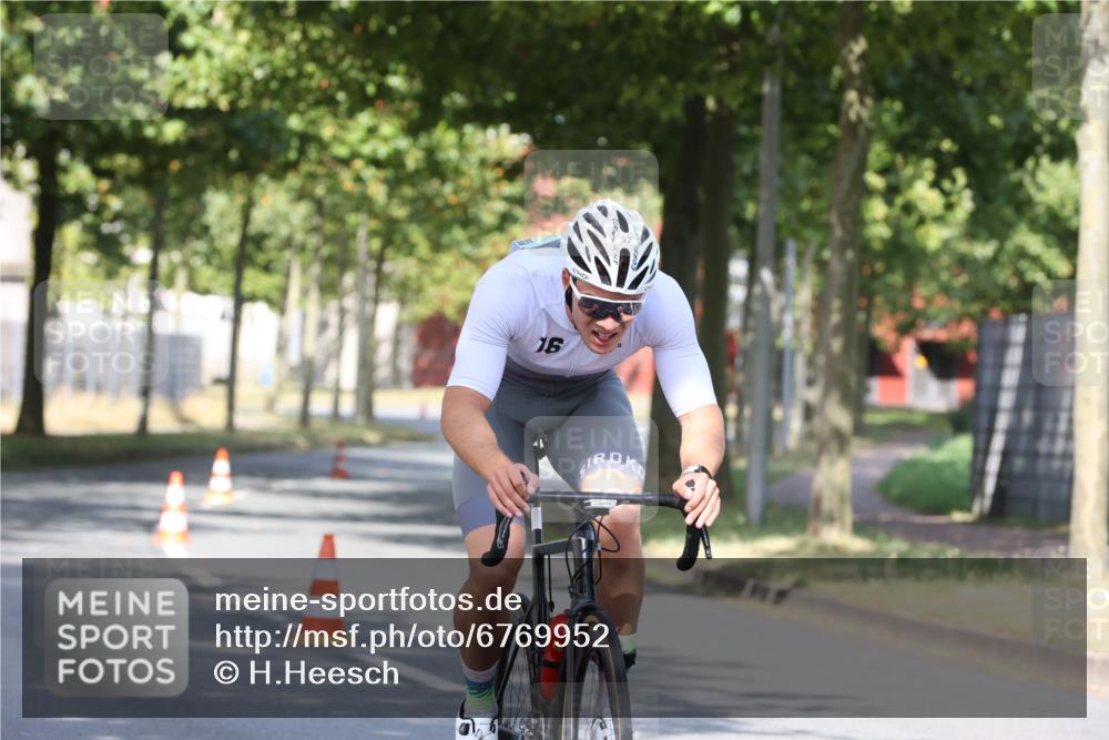 11.08.2024 - GEWOBA Citytriathlon Bremen H.Heesch http://msf.ph/oto/6769952 11.08.2024 10:34:58 Radfahren  meine-sportfotos.de
