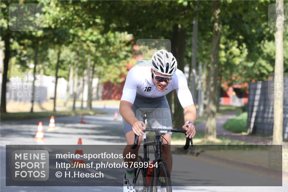 11.08.2024 - GEWOBA Citytriathlon Bremen H.Heesch http://msf.ph/oto/6769954 11.08.2024 10:34:58 Radfahren  meine-sportfotos.de