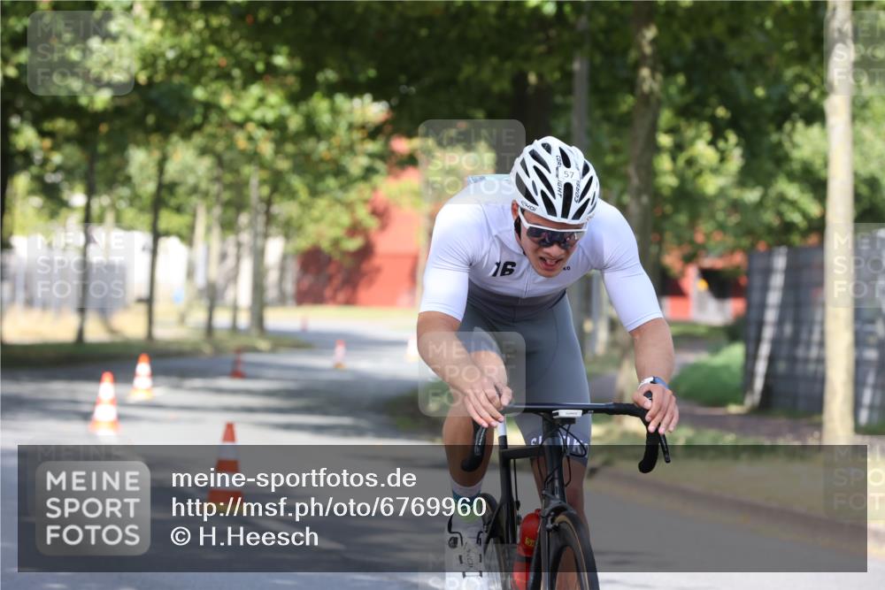 11.08.2024 - GEWOBA Citytriathlon Bremen H.Heesch http://msf.ph/oto/6769960 11.08.2024 10:34:58 Radfahren  meine-sportfotos.de