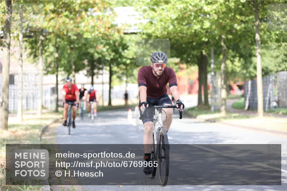11.08.2024 - GEWOBA Citytriathlon Bremen H.Heesch http://msf.ph/oto/6769965 11.08.2024 10:43:57 Radfahren 23, 28, 37, 39, 104, 113, 114 meine-sportfotos.de