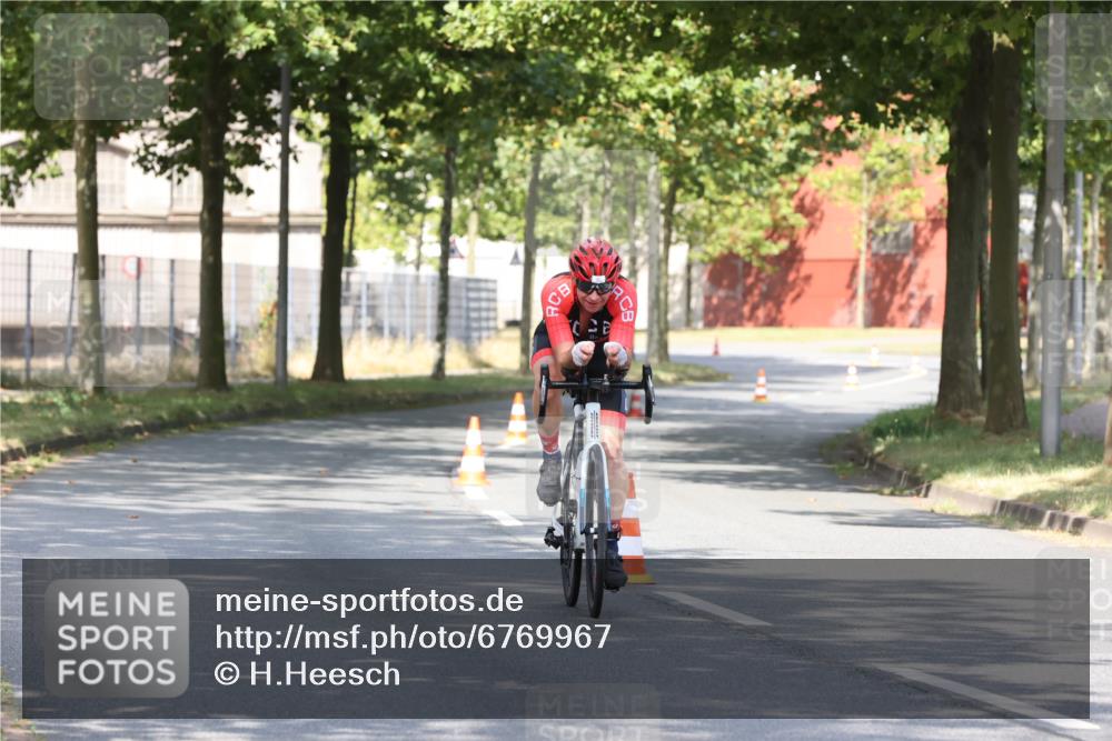 11.08.2024 - GEWOBA Citytriathlon Bremen H.Heesch http://msf.ph/oto/6769967 11.08.2024 10:35:17 Radfahren 96 meine-sportfotos.de