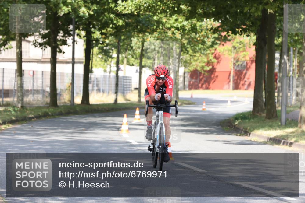 11.08.2024 - GEWOBA Citytriathlon Bremen H.Heesch http://msf.ph/oto/6769971 11.08.2024 10:35:17 Radfahren 96 meine-sportfotos.de
