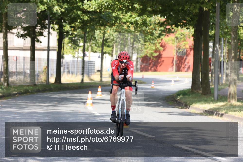 11.08.2024 - GEWOBA Citytriathlon Bremen H.Heesch http://msf.ph/oto/6769977 11.08.2024 10:35:17 Radfahren 96 meine-sportfotos.de