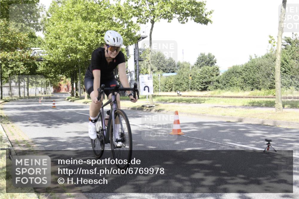 11.08.2024 - GEWOBA Citytriathlon Bremen H.Heesch http://msf.ph/oto/6769978 11.08.2024 11:57:34 Radfahren 896, 1002 meine-sportfotos.de