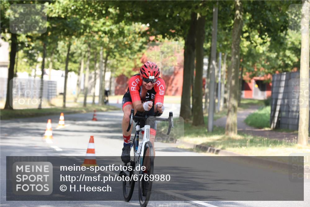 11.08.2024 - GEWOBA Citytriathlon Bremen H.Heesch http://msf.ph/oto/6769980 11.08.2024 10:35:18 Radfahren 96 meine-sportfotos.de