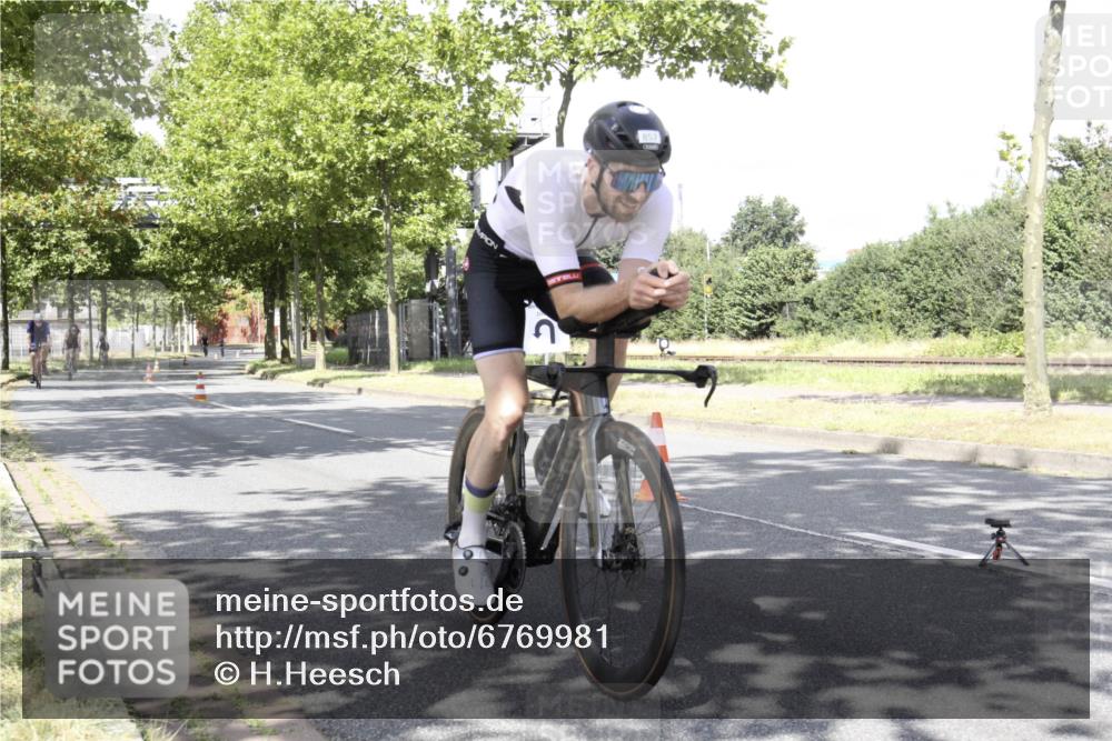 11.08.2024 - GEWOBA Citytriathlon Bremen H.Heesch http://msf.ph/oto/6769981 11.08.2024 11:57:48 Radfahren 744, 767, 852, 857, 896, 952 meine-sportfotos.de
