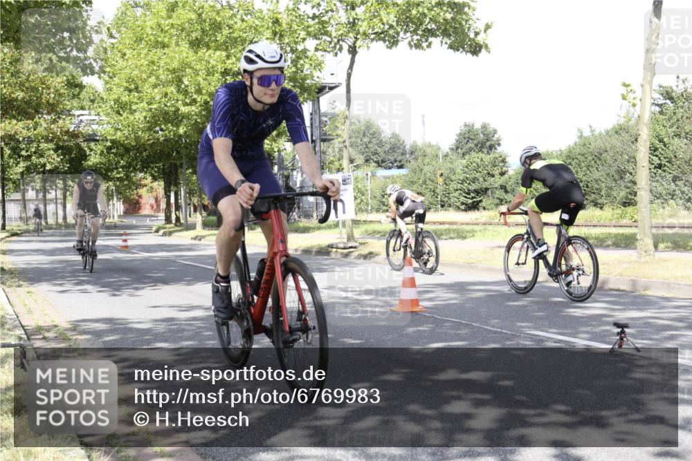 11.08.2024 - GEWOBA Citytriathlon Bremen H.Heesch http://msf.ph/oto/6769983 11.08.2024 11:57:51 Radfahren 744, 767, 852, 857, 952 meine-sportfotos.de