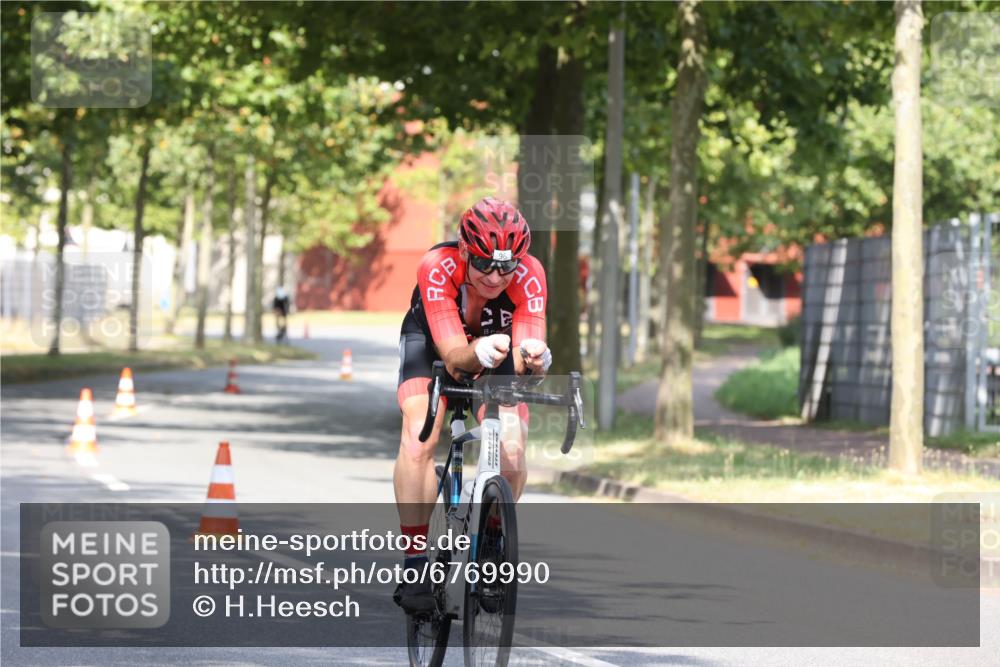 11.08.2024 - GEWOBA Citytriathlon Bremen H.Heesch http://msf.ph/oto/6769990 11.08.2024 10:35:18 Radfahren 96 meine-sportfotos.de
