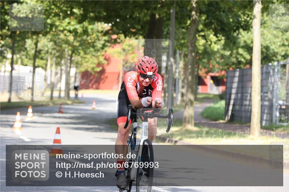 11.08.2024 - GEWOBA Citytriathlon Bremen H.Heesch http://msf.ph/oto/6769993 11.08.2024 10:35:18 Radfahren 96 meine-sportfotos.de