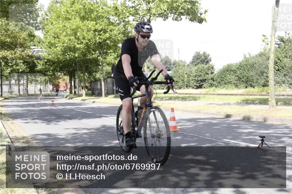11.08.2024 - GEWOBA Citytriathlon Bremen H.Heesch http://msf.ph/oto/6769997 11.08.2024 11:58:02 Radfahren 744, 767, 852, 857, 902, 905, 952 meine-sportfotos.de