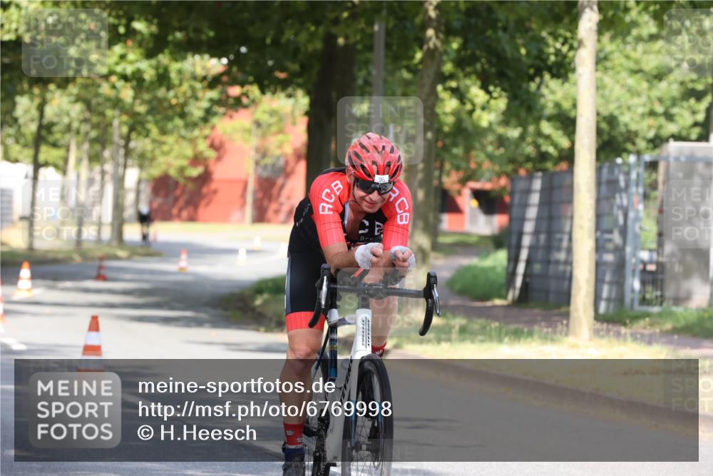 11.08.2024 - GEWOBA Citytriathlon Bremen H.Heesch http://msf.ph/oto/6769998 11.08.2024 10:35:18 Radfahren 96 meine-sportfotos.de
