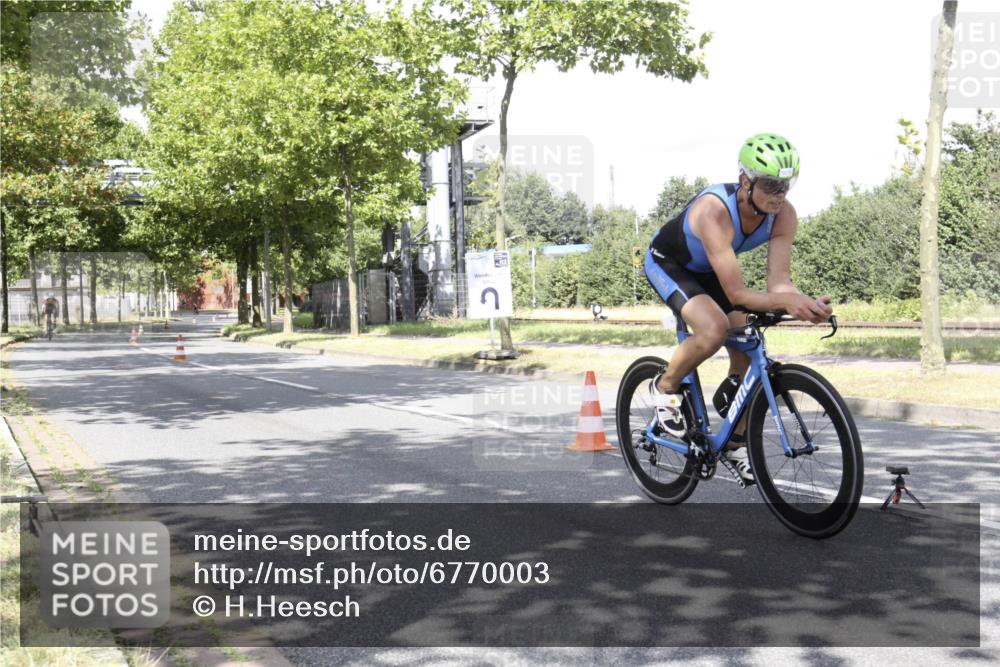 11.08.2024 - GEWOBA Citytriathlon Bremen H.Heesch http://msf.ph/oto/6770003 11.08.2024 11:58:09 Radfahren 744, 754, 852, 902, 905 meine-sportfotos.de