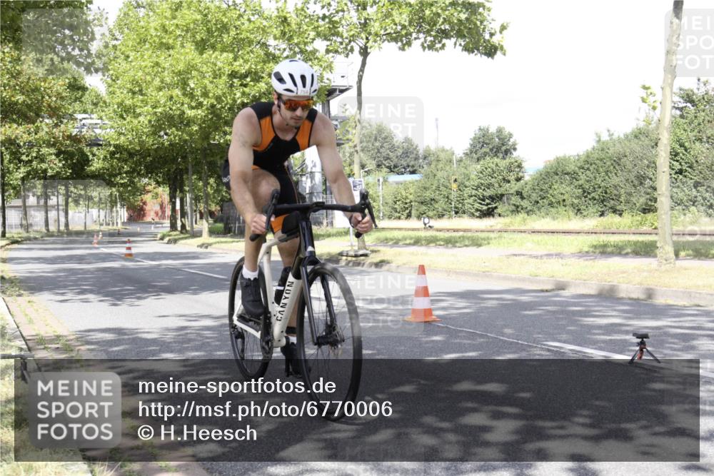 11.08.2024 - GEWOBA Citytriathlon Bremen H.Heesch http://msf.ph/oto/6770006 11.08.2024 11:58:14 Radfahren 754, 902, 905 meine-sportfotos.de