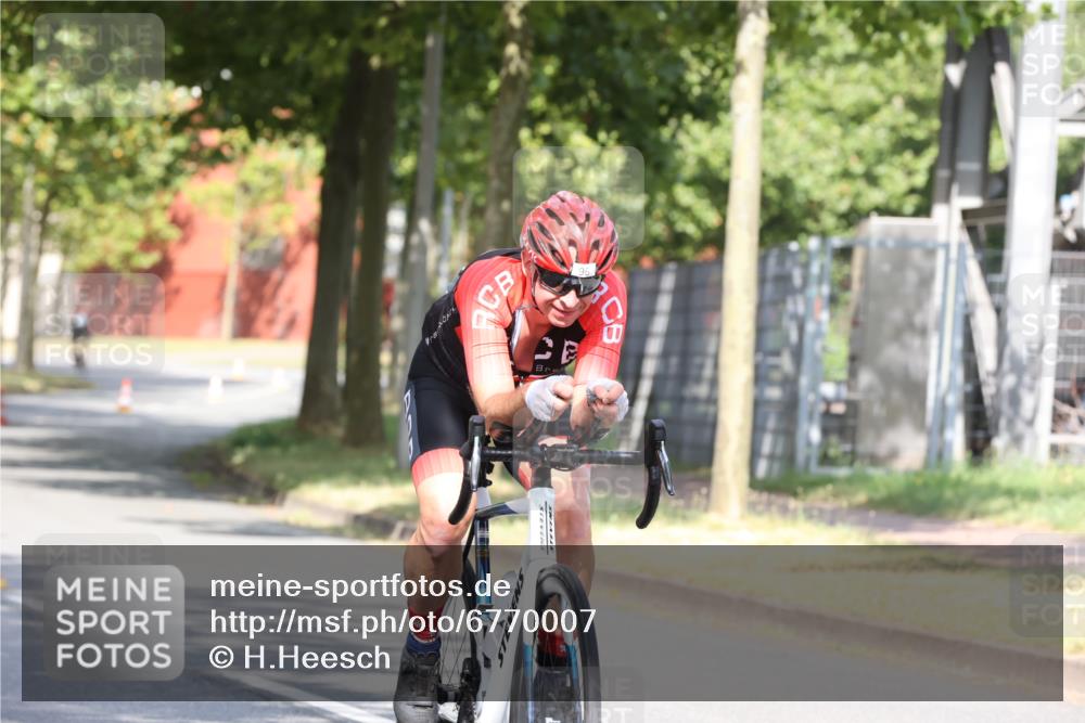 11.08.2024 - GEWOBA Citytriathlon Bremen H.Heesch http://msf.ph/oto/6770007 11.08.2024 10:35:18 Radfahren 96 meine-sportfotos.de