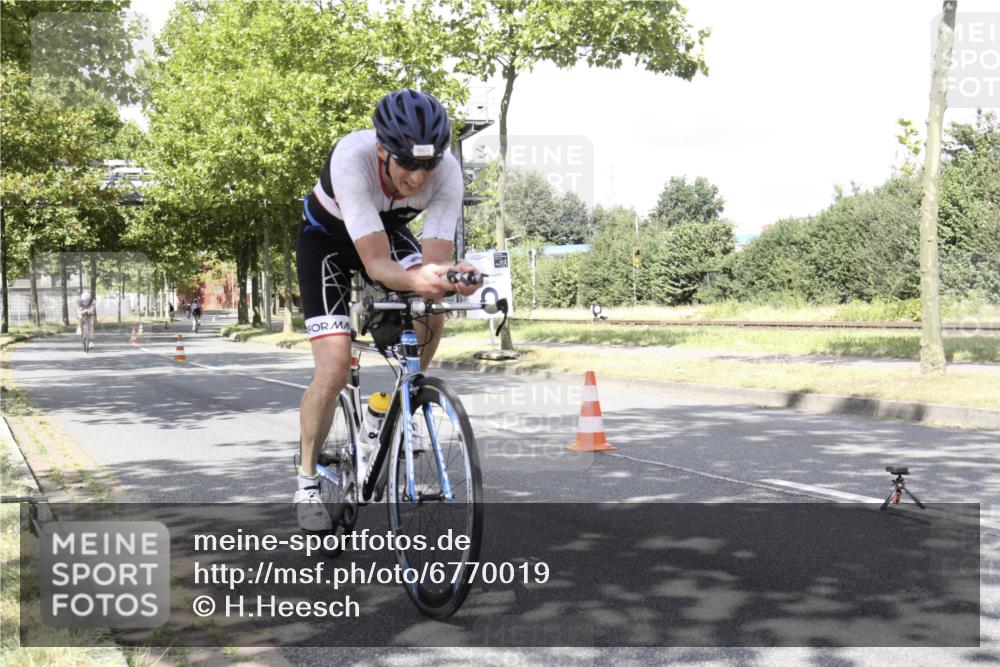 11.08.2024 - GEWOBA Citytriathlon Bremen H.Heesch http://msf.ph/oto/6770019 11.08.2024 11:59:10 Radfahren 758, 965 meine-sportfotos.de