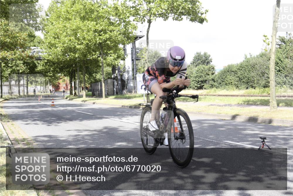 11.08.2024 - GEWOBA Citytriathlon Bremen H.Heesch http://msf.ph/oto/6770020 11.08.2024 11:59:13 Radfahren 758, 925, 965 meine-sportfotos.de