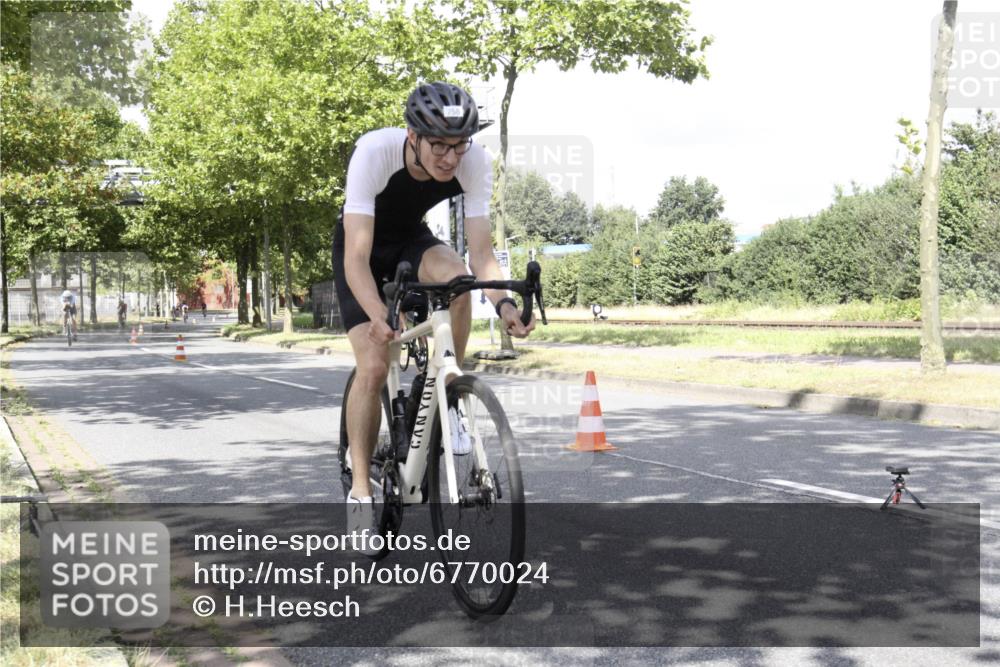 11.08.2024 - GEWOBA Citytriathlon Bremen H.Heesch http://msf.ph/oto/6770024 11.08.2024 11:59:21 Radfahren 758, 780, 834, 925, 965 meine-sportfotos.de