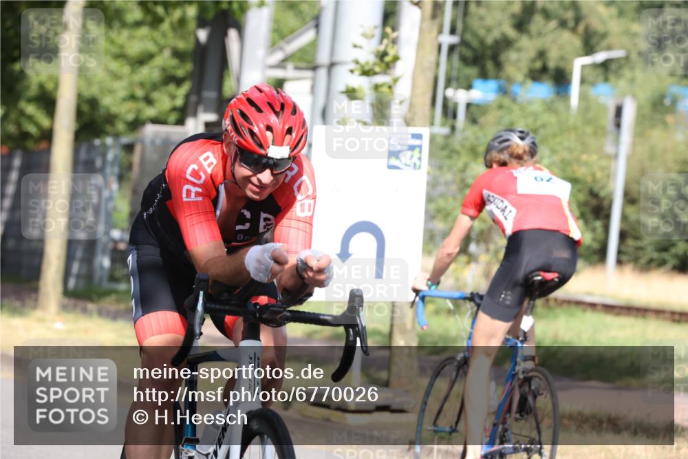 11.08.2024 - GEWOBA Citytriathlon Bremen H.Heesch http://msf.ph/oto/6770026 11.08.2024 10:35:19 Radfahren 96 meine-sportfotos.de