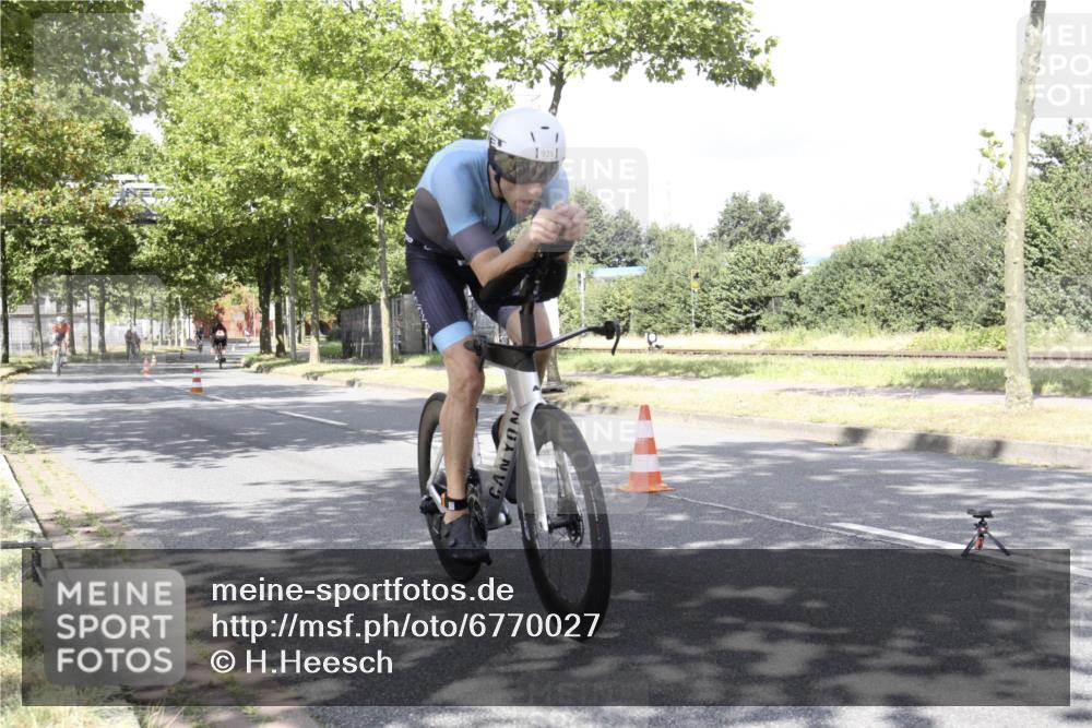 11.08.2024 - GEWOBA Citytriathlon Bremen H.Heesch http://msf.ph/oto/6770027 11.08.2024 11:59:24 Radfahren 758, 780, 834, 859, 925, 965 meine-sportfotos.de