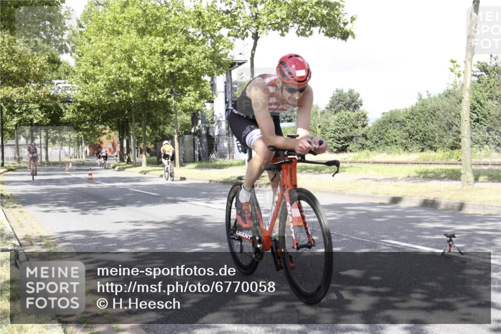11.08.2024 - GEWOBA Citytriathlon Bremen H.Heesch http://msf.ph/oto/6770058 11.08.2024 12:00:15 Radfahren 846, 967, 1039 meine-sportfotos.de