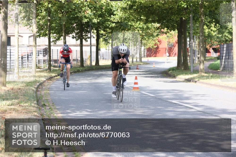 11.08.2024 - GEWOBA Citytriathlon Bremen H.Heesch http://msf.ph/oto/6770063 11.08.2024 10:36:04 Radfahren 77, 82 meine-sportfotos.de