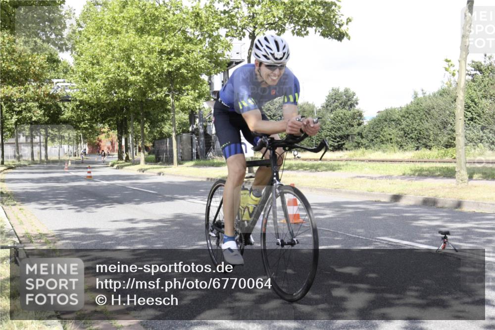 11.08.2024 - GEWOBA Citytriathlon Bremen H.Heesch http://msf.ph/oto/6770064 11.08.2024 12:00:27 Radfahren 756, 799, 967, 1039 meine-sportfotos.de