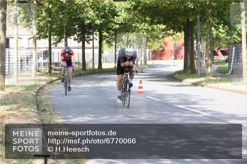 11.08.2024 - GEWOBA Citytriathlon Bremen H.Heesch http://msf.ph/oto/6770066 11.08.2024 10:36:04 Radfahren 77, 82 meine-sportfotos.de