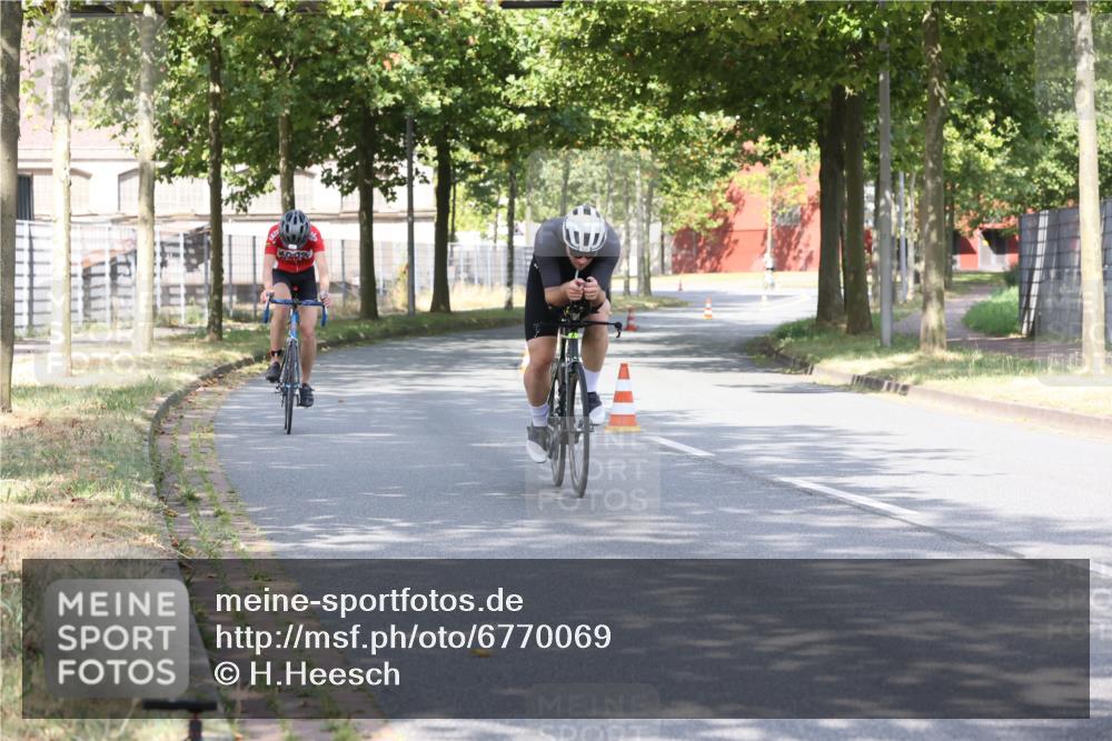 11.08.2024 - GEWOBA Citytriathlon Bremen H.Heesch http://msf.ph/oto/6770069 11.08.2024 10:36:04 Radfahren 77, 82 meine-sportfotos.de