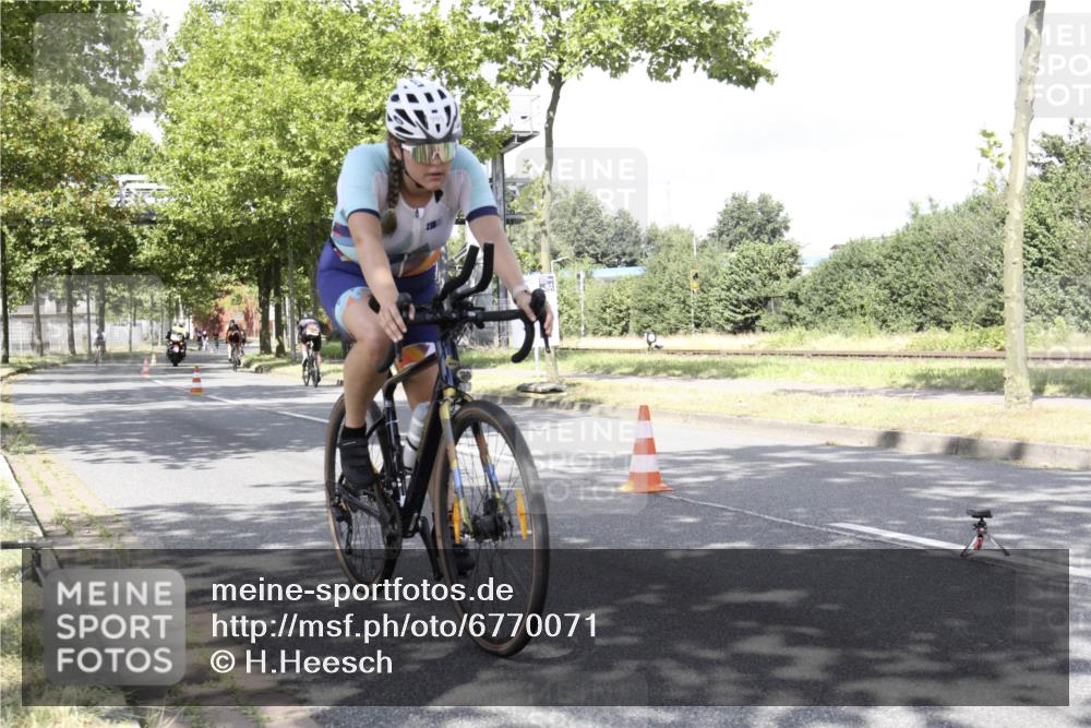 11.08.2024 - GEWOBA Citytriathlon Bremen H.Heesch http://msf.ph/oto/6770071 11.08.2024 12:00:45 Radfahren 756, 861, 868, 995 meine-sportfotos.de