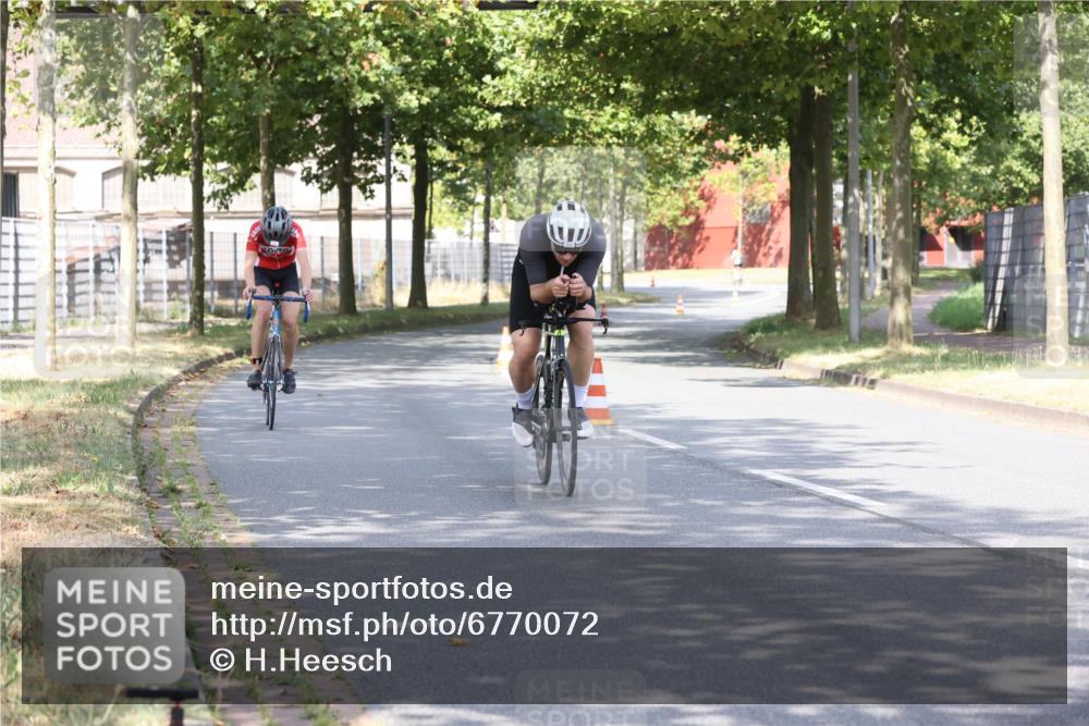 11.08.2024 - GEWOBA Citytriathlon Bremen H.Heesch http://msf.ph/oto/6770072 11.08.2024 10:36:04 Radfahren 77, 82 meine-sportfotos.de