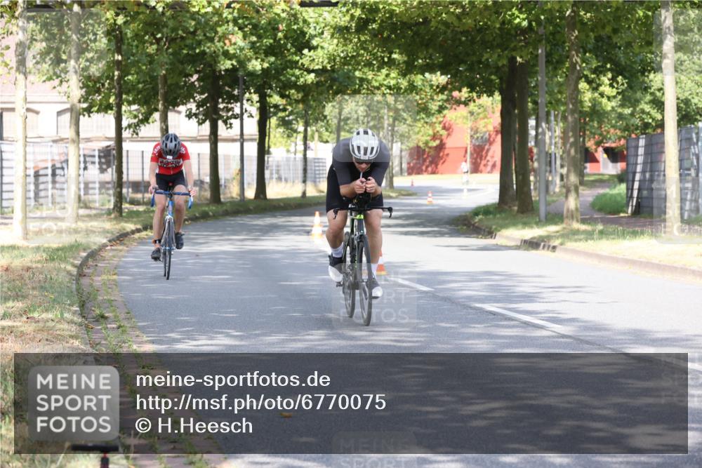 11.08.2024 - GEWOBA Citytriathlon Bremen H.Heesch http://msf.ph/oto/6770075 11.08.2024 10:36:04 Radfahren 77, 82 meine-sportfotos.de