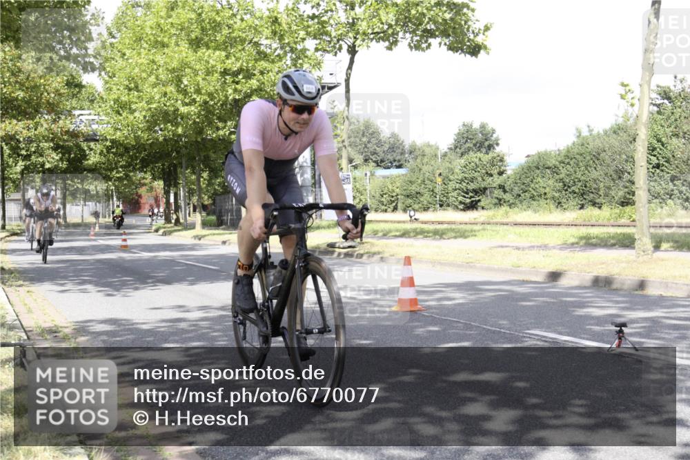 11.08.2024 - GEWOBA Citytriathlon Bremen H.Heesch http://msf.ph/oto/6770077 11.08.2024 12:00:54 Radfahren 833, 861, 868, 914, 916, 995 meine-sportfotos.de