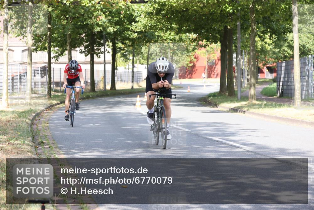 11.08.2024 - GEWOBA Citytriathlon Bremen H.Heesch http://msf.ph/oto/6770079 11.08.2024 10:36:04 Radfahren 77, 82 meine-sportfotos.de
