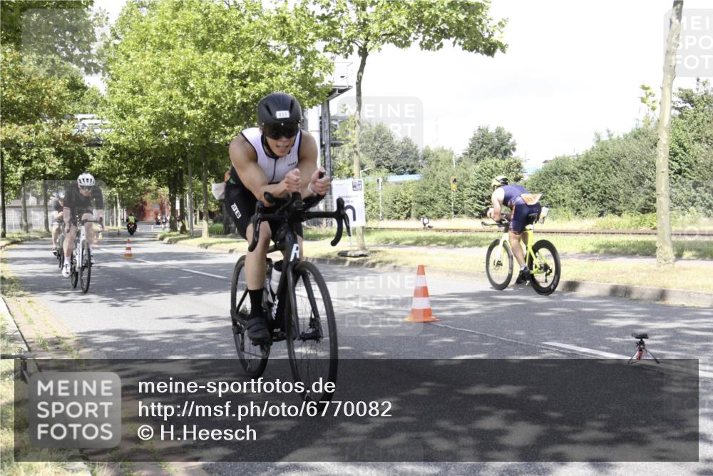 11.08.2024 - GEWOBA Citytriathlon Bremen H.Heesch http://msf.ph/oto/6770082 11.08.2024 12:00:56 Radfahren 833, 861, 868, 914, 916, 995 meine-sportfotos.de