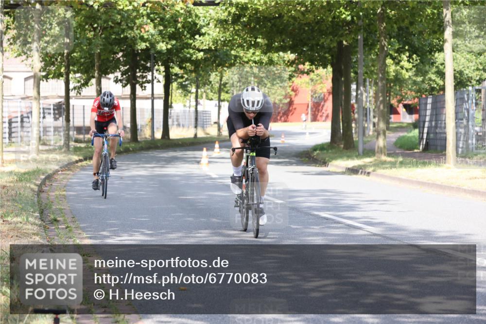 11.08.2024 - GEWOBA Citytriathlon Bremen H.Heesch http://msf.ph/oto/6770083 11.08.2024 10:36:04 Radfahren 77, 82 meine-sportfotos.de