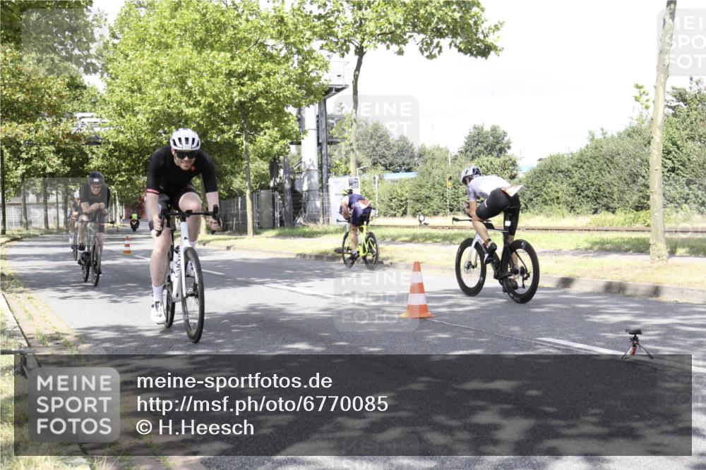 11.08.2024 - GEWOBA Citytriathlon Bremen H.Heesch http://msf.ph/oto/6770085 11.08.2024 12:00:56 Radfahren 833, 861, 868, 914, 916, 995 meine-sportfotos.de