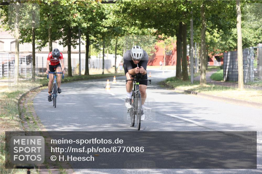 11.08.2024 - GEWOBA Citytriathlon Bremen H.Heesch http://msf.ph/oto/6770086 11.08.2024 10:36:04 Radfahren 77, 82 meine-sportfotos.de