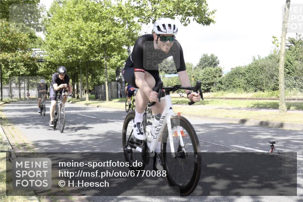 11.08.2024 - GEWOBA Citytriathlon Bremen H.Heesch http://msf.ph/oto/6770088 11.08.2024 12:00:57 Radfahren 833, 861, 868, 914, 916 meine-sportfotos.de