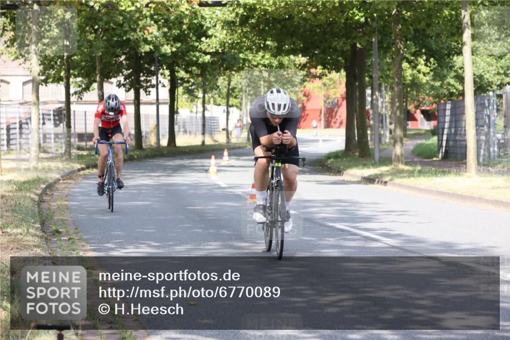 11.08.2024 - GEWOBA Citytriathlon Bremen H.Heesch http://msf.ph/oto/6770089 11.08.2024 10:36:04 Radfahren 77, 82 meine-sportfotos.de