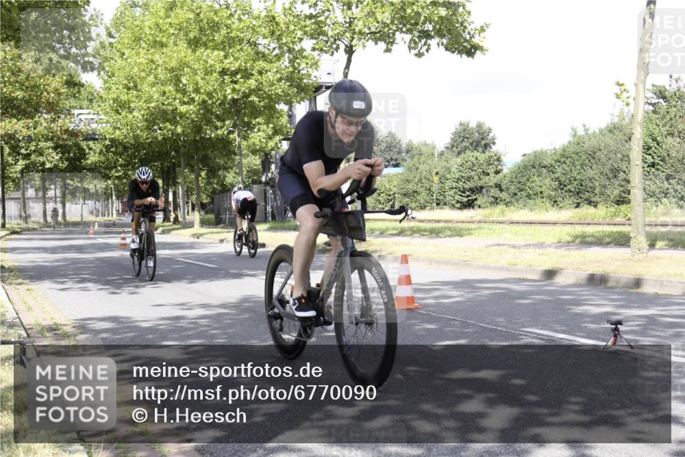 11.08.2024 - GEWOBA Citytriathlon Bremen H.Heesch http://msf.ph/oto/6770090 11.08.2024 12:00:57 Radfahren 833, 861, 868, 914, 916 meine-sportfotos.de