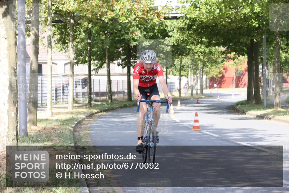 11.08.2024 - GEWOBA Citytriathlon Bremen H.Heesch http://msf.ph/oto/6770092 11.08.2024 10:36:05 Radfahren 77, 82 meine-sportfotos.de
