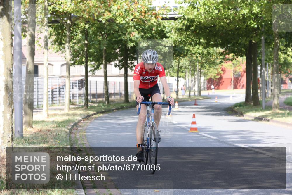 11.08.2024 - GEWOBA Citytriathlon Bremen H.Heesch http://msf.ph/oto/6770095 11.08.2024 10:36:05 Radfahren 77, 82 meine-sportfotos.de