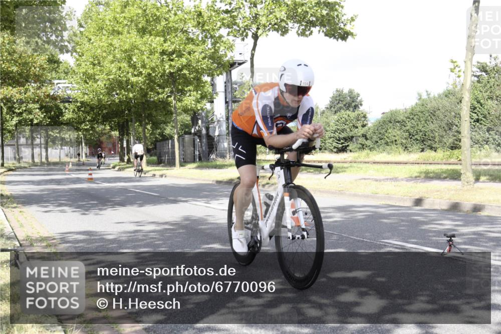 11.08.2024 - GEWOBA Citytriathlon Bremen H.Heesch http://msf.ph/oto/6770096 11.08.2024 12:01:02 Radfahren 833, 861, 868, 914, 916, 1008 meine-sportfotos.de