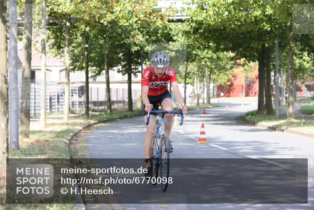 11.08.2024 - GEWOBA Citytriathlon Bremen H.Heesch http://msf.ph/oto/6770098 11.08.2024 10:36:05 Radfahren 77, 82 meine-sportfotos.de
