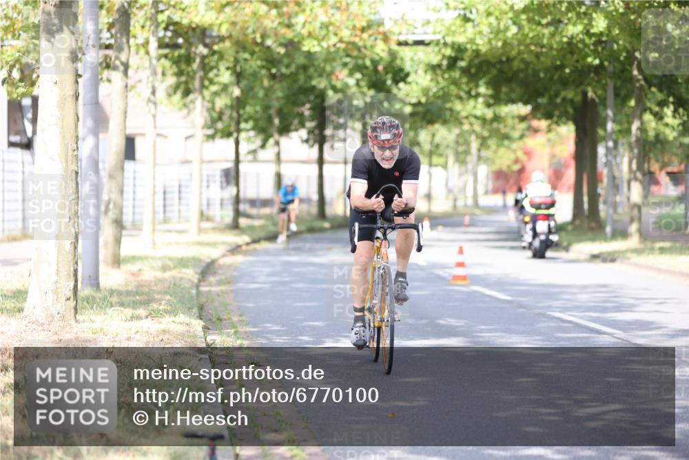11.08.2024 - GEWOBA Citytriathlon Bremen H.Heesch http://msf.ph/oto/6770100 11.08.2024 10:44:05 Radfahren 23, 28, 37, 39, 48, 104, 113, 114 meine-sportfotos.de